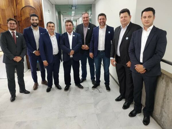 Prefeitos da região acompanham posse da nova diretoria do Tribunal de Contas do Paraná.