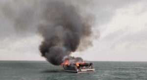 Após explosão, embarcação com nove passageiros pega fogo em São Sebastião, no litoral de SP
