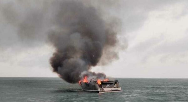Após explosão, embarcação com nove passageiros pega fogo em São Sebastião, no litoral de SP
