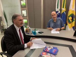 Câmara de Apucarana firma convênio com faculdade para qualificação de servidores