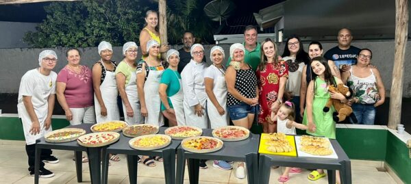 Alunos celebram o encerramento do curso gratuito de Preparo de Pizza em Cambira