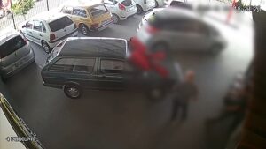 Câmera de segurança flagra momento em que comerciante é baleado; veja