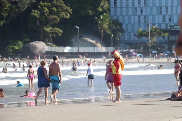Dez toneladas de lixo coletadas por dia e 5 mortes por afogamento: veja números registrados no litoral do Paraná entre Natal e Ano Novo