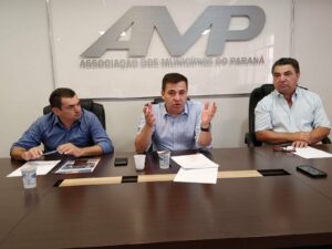 Onofre participa de reunião junto à AMP e debate piso do magistério, transporte escolar e FPM