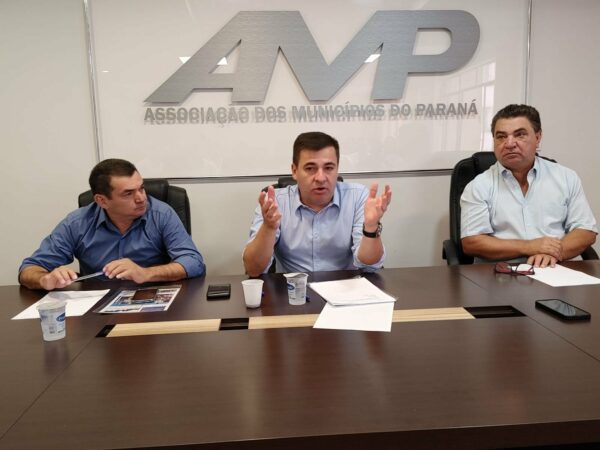 Onofre participa de reunião junto à AMP e debate piso do magistério, transporte escolar e FPM