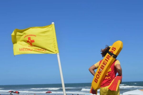 Praia com bandeira vermelha? Saiba o que significam cores de sinalização e evite afogamentos