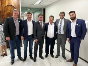 Prefeito de Arapongas, procurador Rafael Cita e secretário de Administração participam da solenidade de posse no TCE-PR