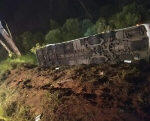 Pelo menos sete pessoas morrem após ônibus tombar na BR-277