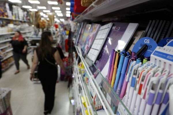 Procon Arapongas divulga pesquisa de preço de material escolar e orienta consumidores