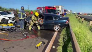Motorista fica preso nas ferragens após batida frontal na BR 376