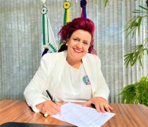 Prefeitura de Mandaguari assina ordens de serviço para reformar duas praças