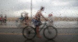 Mesmo com chuva e frio, turistas encontram alternativas para se divertir nas praias paulistas