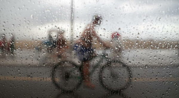 Mesmo com chuva e frio, turistas encontram alternativas para se divertir nas praias paulistas