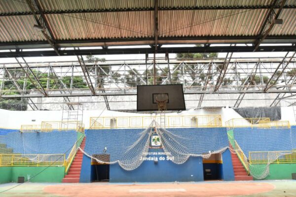 Prefeitura Municipal de Jandaia do Sul realiza troca total do telhado e das calhas do ginásio de esportes Osmar Panício