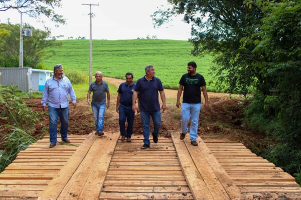 Prefeito Toledo vistoria readequação de ponte sobre o Rio Dourados em Cambira