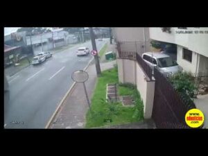 VÍDEO: Caminhão desgovernado atinge mais de 10 veículos e deixa rastro de destruição no PR