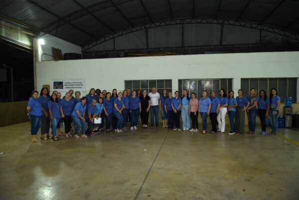Prefeitura distribui uniformes, apostilas e materiais escolares em São Pedro do Ivaí