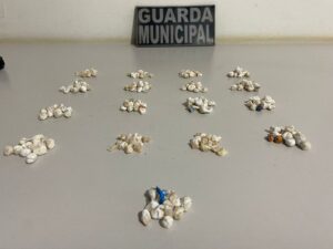 GM de Arapongas realizada a prisão de 5 indivíduos com 221 pedras de crack.