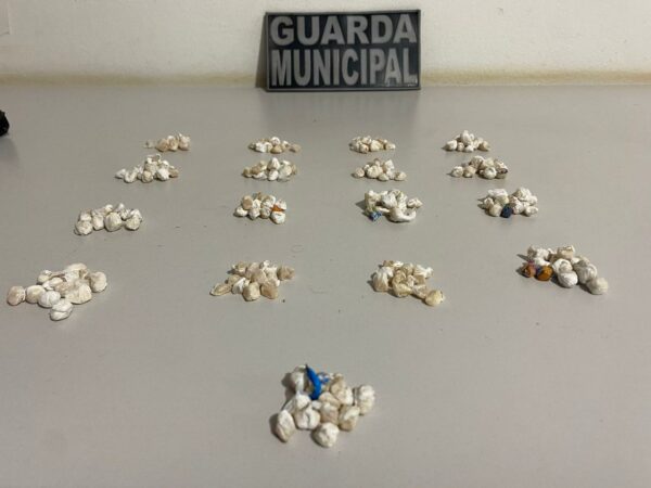 GM de Arapongas realizada a prisão de 5 indivíduos com 221 pedras de crack.