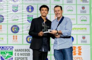 Araponguense recebe prêmio “Melhores do Handebol Paranaense” Temporada 2022