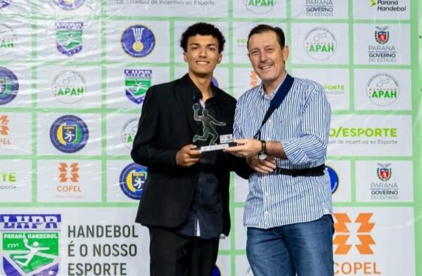 Araponguense recebe prêmio “Melhores do Handebol Paranaense” Temporada 2022