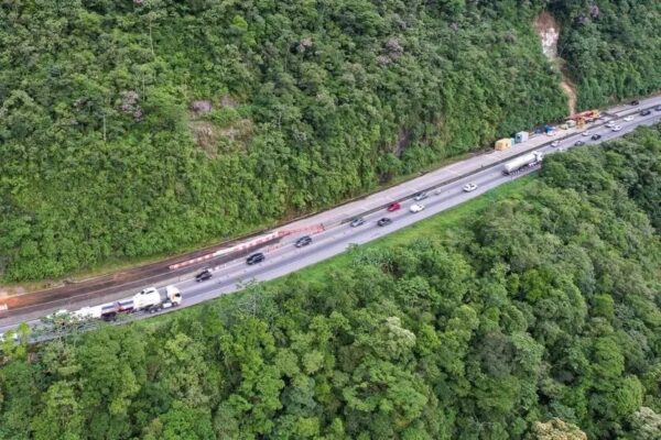 Engavetamento envolve nove veículos na BR-277, no Paraná