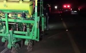 Mulher morre em colisão entre moto e máquina agrícola, no Paraná