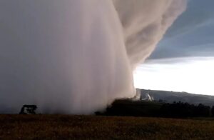 Nuvem gigante é avistada em área rural do Paraná