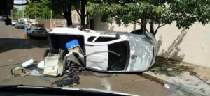 Batida seguida de capotamento deixa motoristas feridos em Arapongas