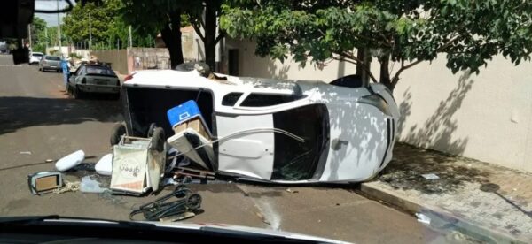 Batida seguida de capotamento deixa motoristas feridos em Arapongas