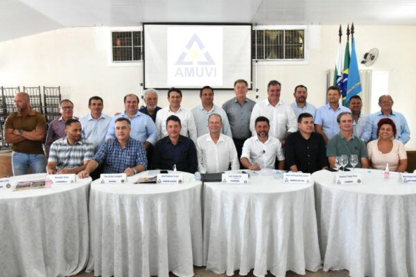 Prefeito Lauro Junior é empossado presidente da AMUVI
