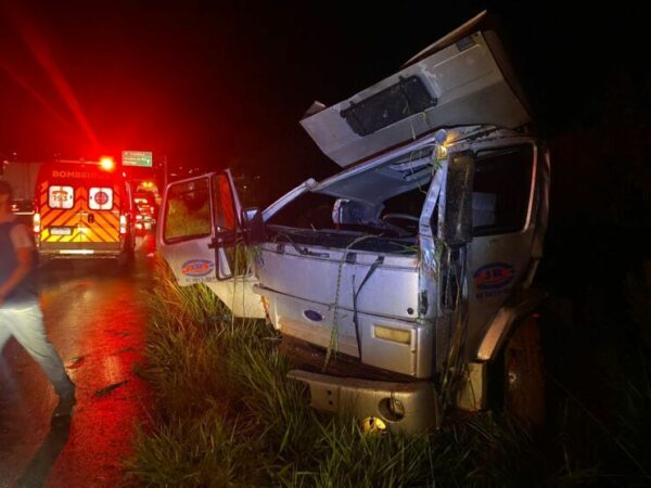 Motorista fica gravemente ferido após capotamento em Cambira