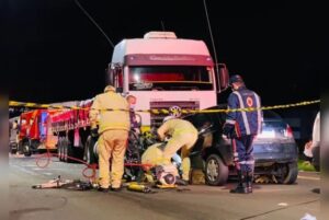 Motorista morre após bater contra caminhão em Apucarana
