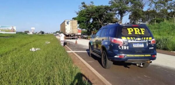 Colisão traseira entre dois caminhões deixa um ferido na BR-369