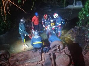Quatro pessoas são resgatadas após carro cair em rio, em Sabáudia