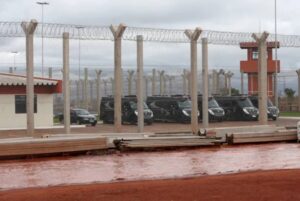 Um mês presos em Brasília, apucaranenses reclamam de comida na cadeia