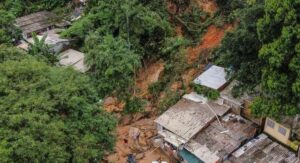 Sobe para 44 o número de mortes causadas por chuvas no litoral norte de São Paulo