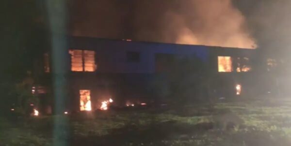 Incêndio de grandes proporções atinge escola no Norte do Paraná