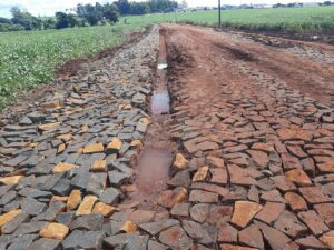 Tráfego de veículo pesado danifica obra de calçamento na estrada do Novo Mundo em Arapongas