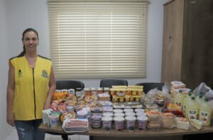 Procon Arapongas fiscaliza supermercados e recolhe quase uma tonelada de itens fora da validade