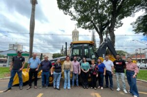 Prefeitura de Mandaguari entrega retroescavadeira para Secretaria de Agricultura