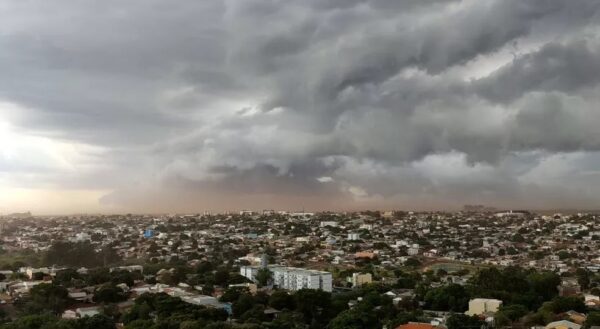 Inmet faz alerta de chuvas intensas a várias regiões do Paraná entre terça (21) e quarta (22)