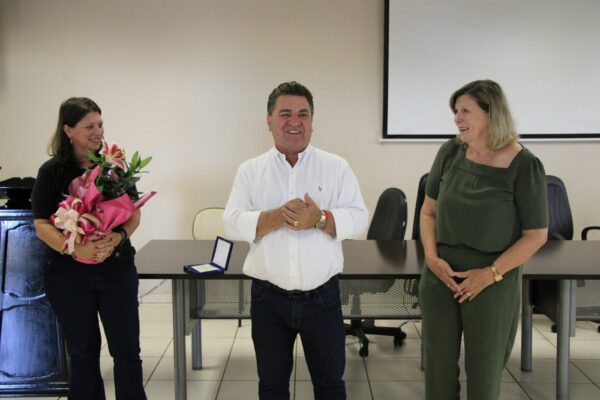 Arapongas – Terezinha Canassa assume Secretaria de Assistência Social; ex-secretária Nina é homenageada
