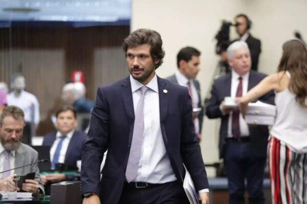‘É preciso dar vez à nova geração’, diz Tiago Amaral sobre presidir a CCJ da Alep