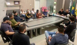 Vereadores de Apucarana reúnem empreendedores para oficializar rua gastronômica