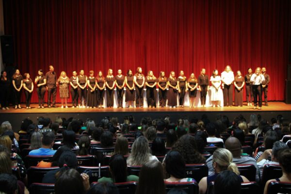 Arapongas – Servidores da Rede Municipal de Ensino participam de reunião antes da volta às aulas