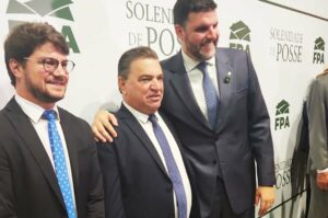 Prefeito de Arapongas, Rafael Cita e outras lideranças participam da posse de Lupion na FPA