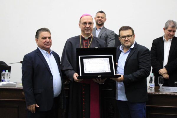 Sérgio Onofre acompanha entrega do Título de Cidadão Honorário ao Bispo da Diocese de Apucarana, Dom Carlos José de Oliveira