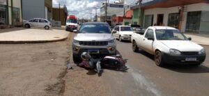 Acidente entre carro e moto deixa mulher ferida na Av Maracanã em Arapongas