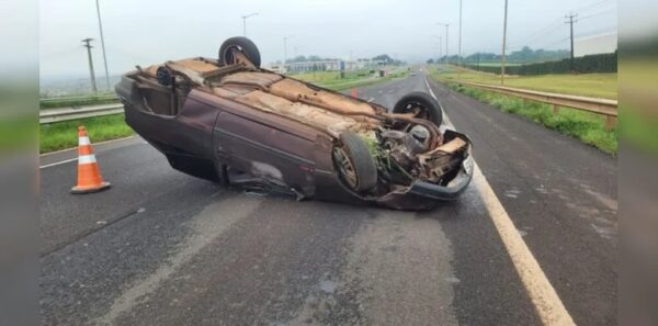 Carro capota na manhã deste sábado (11) na BR-369 em Arapongas